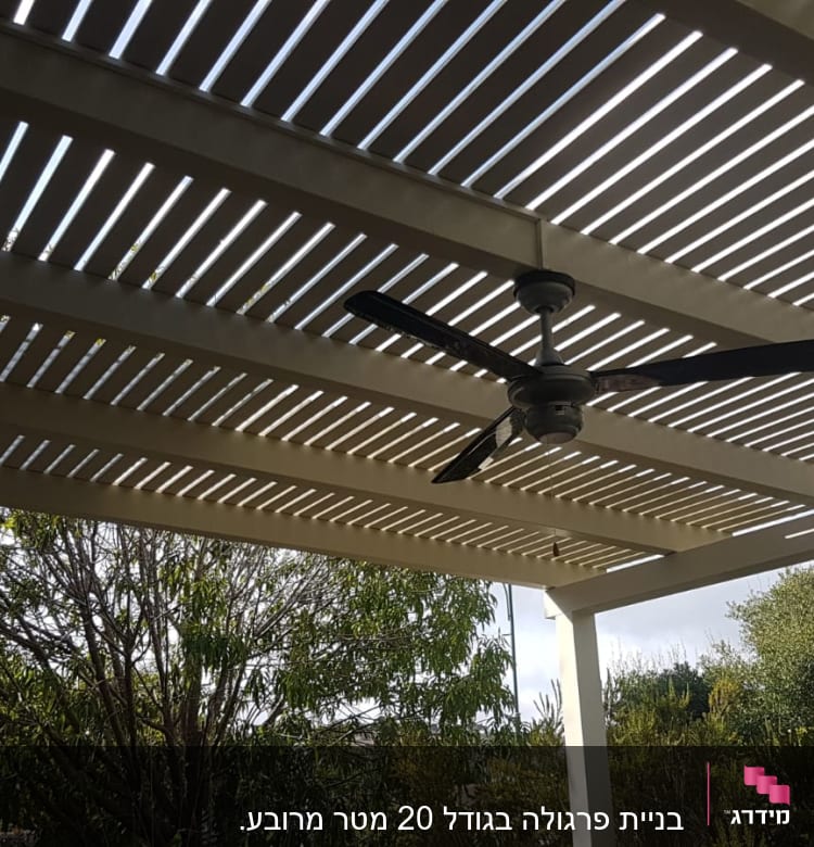 מאוורר תקרה תלוי על פרגולה מעץ בגינה